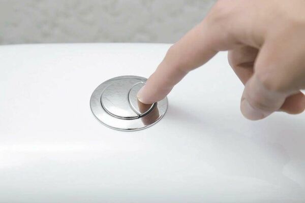 Ces deux petits boutons de vos toilettes cachent une astuce qui pourrait réduire votre facture d’eau