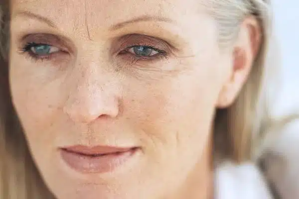 Peau mature : les gestes essentiels pour préserver son éclat et sa vitalité au fil des ans