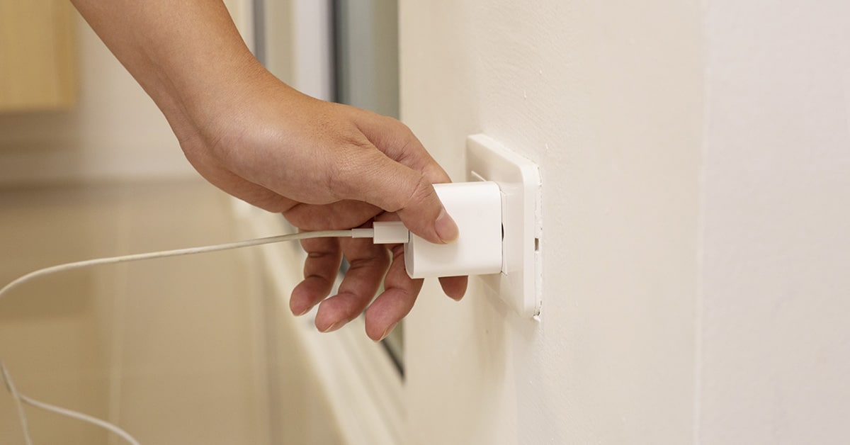 Petit fil, gros impact : pourquoi débrancher votre chargeur quand il ne sert à rien ?