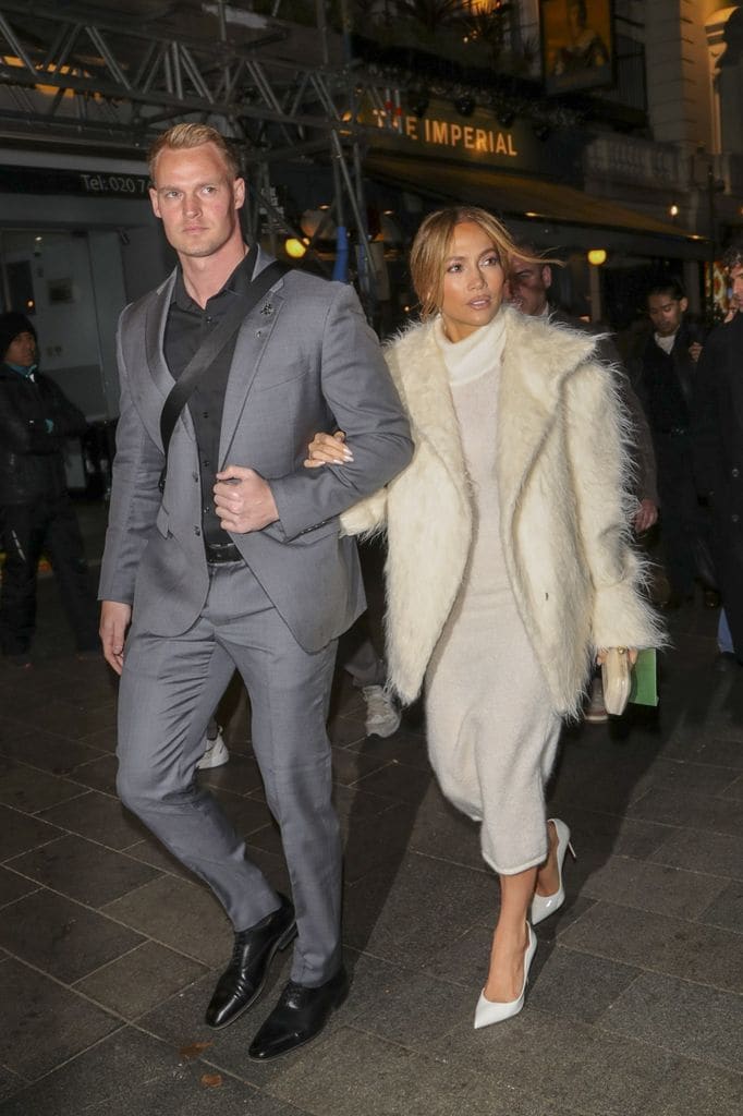 À 54 ans, Jennifer Lopez fait sensation à Londres : qui est l’homme blond qui l’accompagne ?