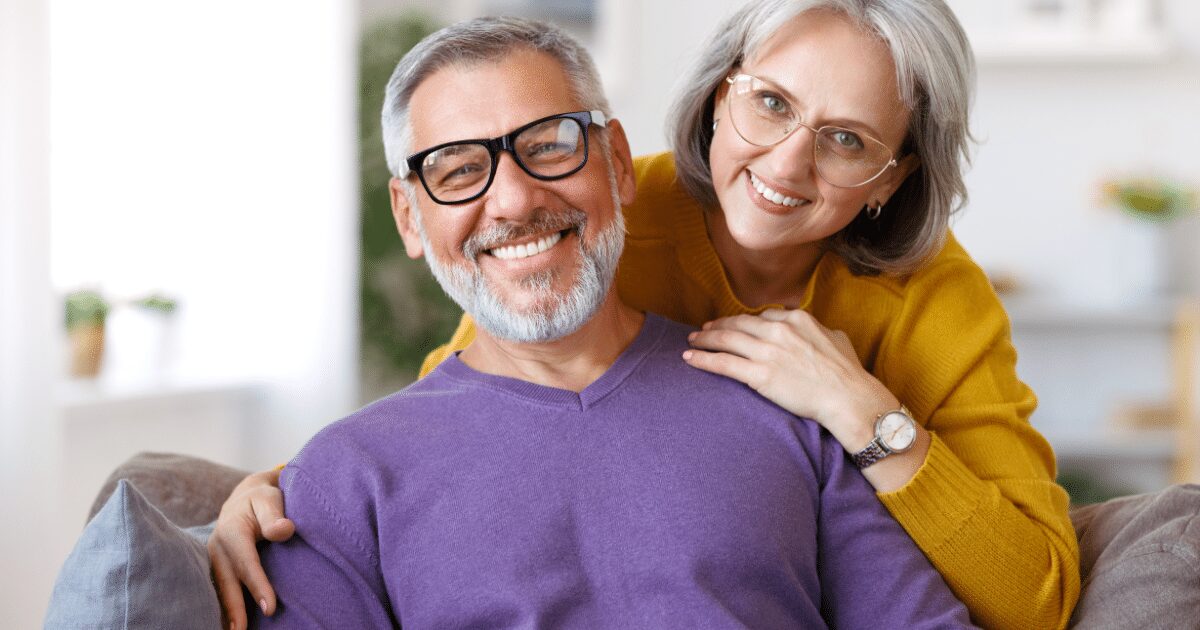 Couple de retraités souriants