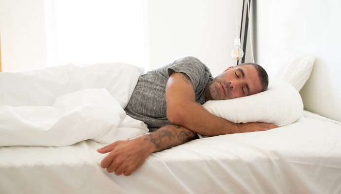 Pourquoi opter pour le côté gauche au lit pourrait transformer vos nuits