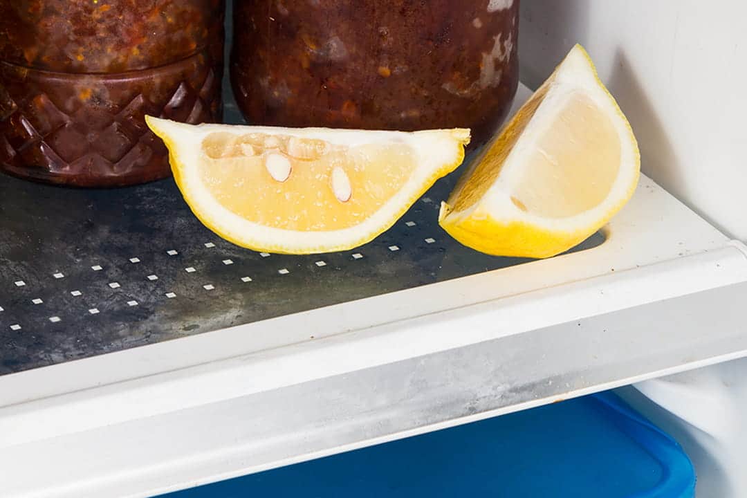 Le duo citron-sel : l’astuce de grand-mère qui révolutionne votre ménage sans produits chimiques
