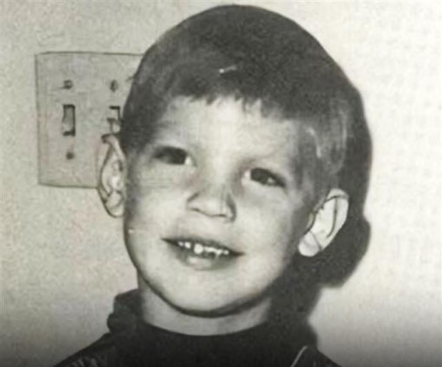 Du sourire angélique d’un enfant à l’horreur absolue : la métamorphose d’un tueur en série