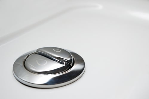 Chasse d’eau à double commande : le petit détail qui change tout (et fait du bien à votre porte-monnaie)