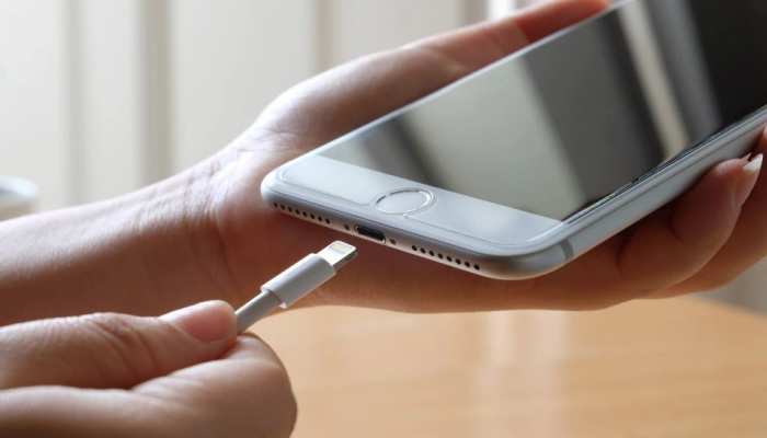 Smartphone en charge sur une table