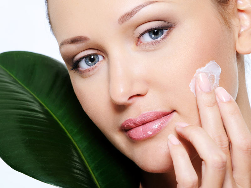 Le pot bleu passé au crible : une dermatologue décortique la composition de la crème Nivea et livre ses conseils d’utilisation (et ses mises en garde)