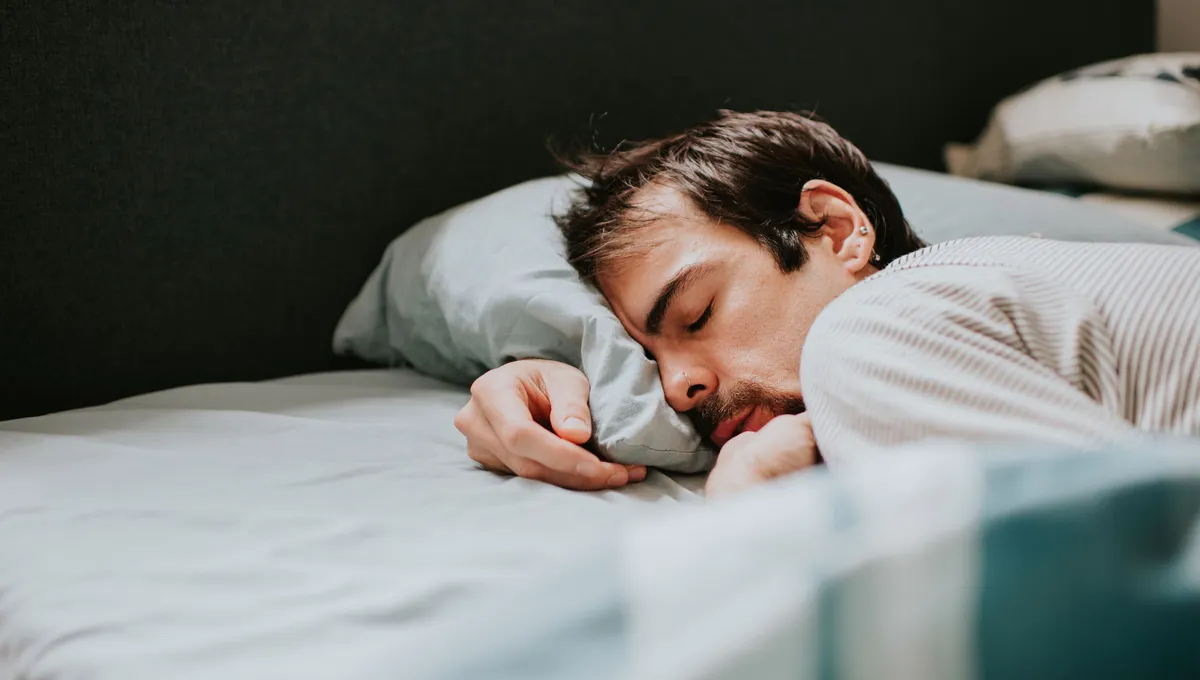 Votre oreiller est humide au réveil ? Ce que votre corps essaie vraiment de vous dire
