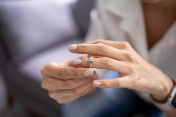 Sept signes subtils qu’une femme mariée traverse un tourment intérieur face à une nouvelle attirance