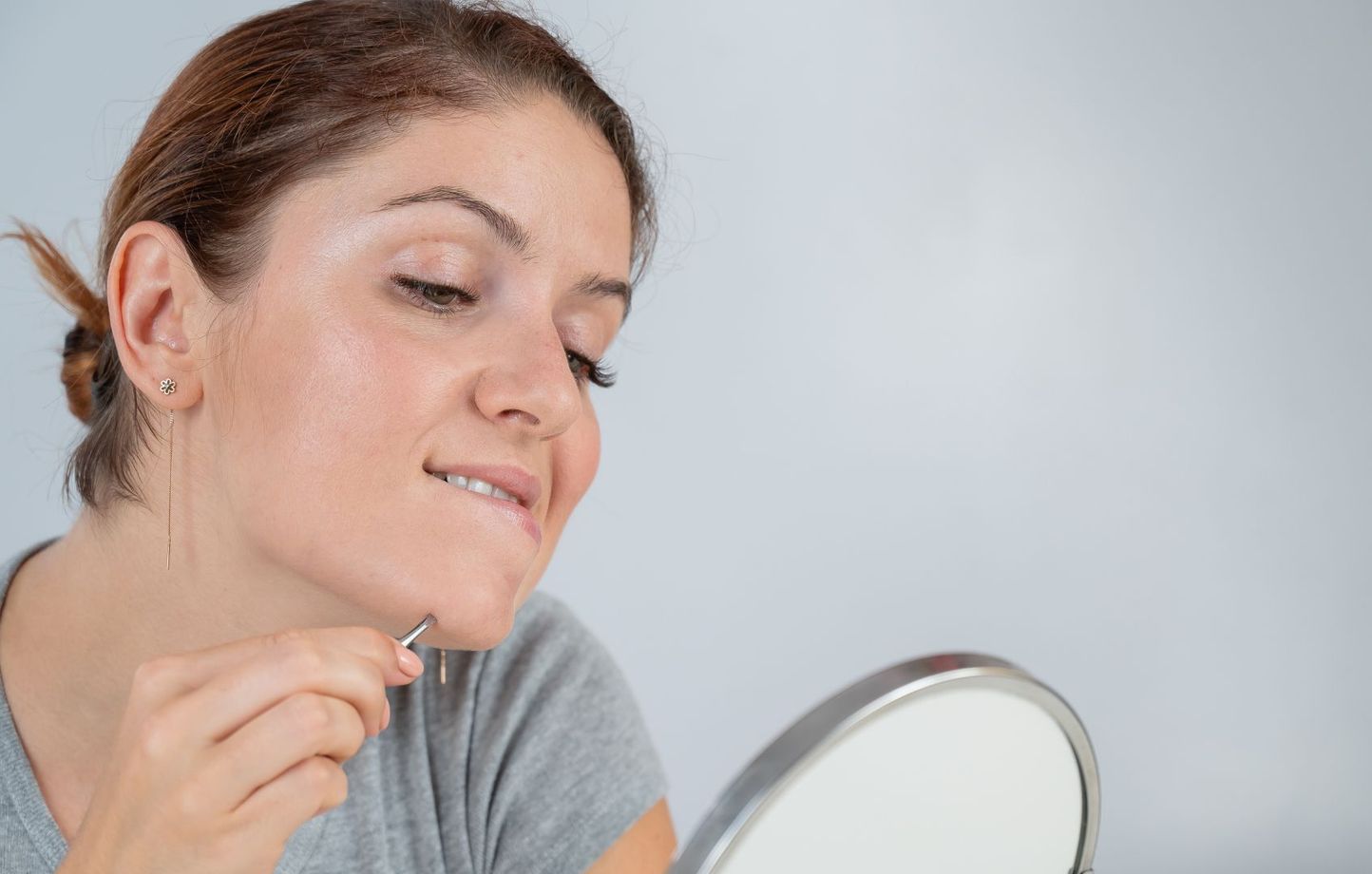 Menton : ces poules indésirables qui apparaissent avec l’âge – que faire ? Une dermatologue livre la solution la plus efficace