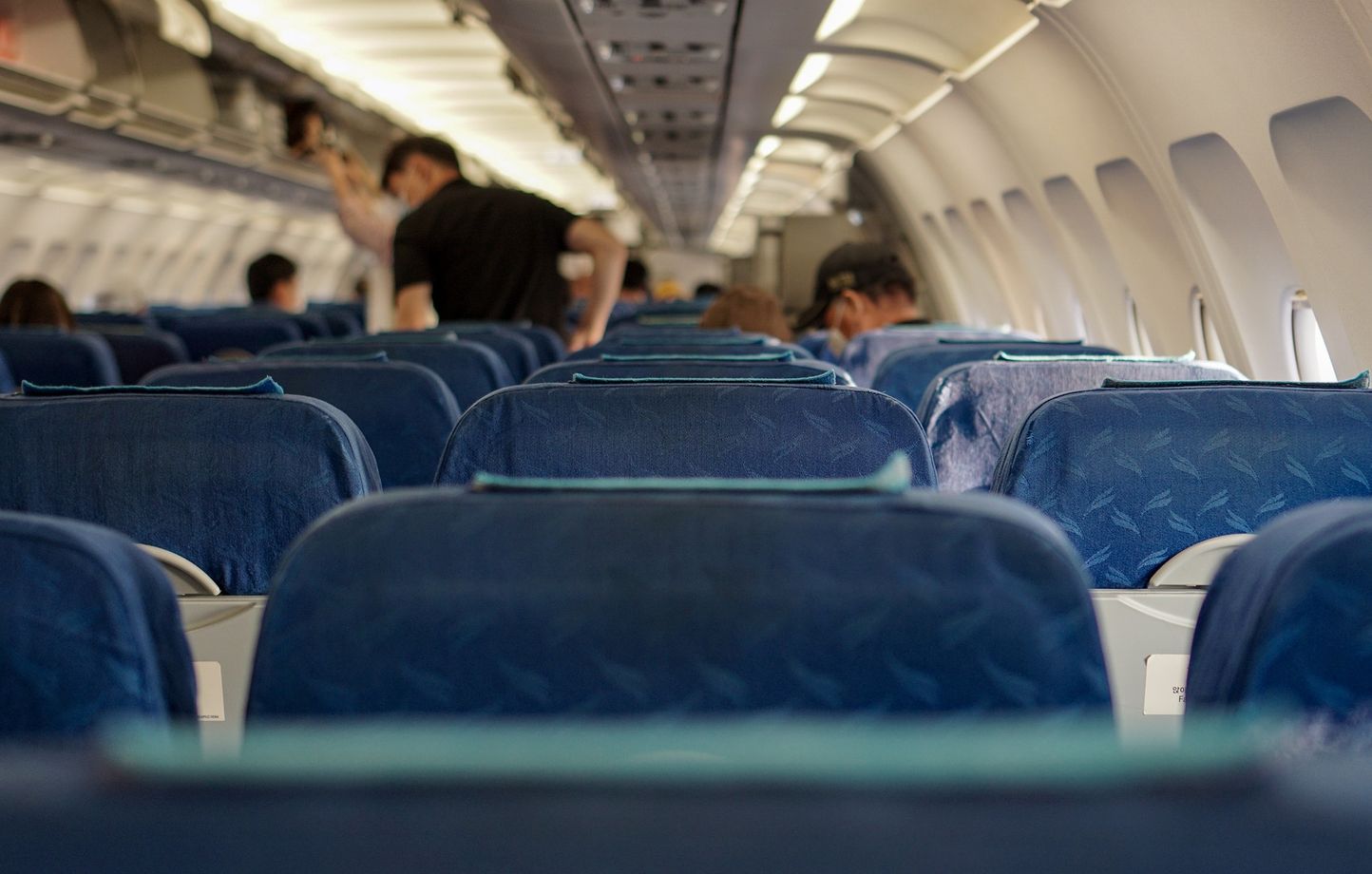 Lors d’un vol, une hôtesse de l’air demande à un passager de descendre : sa réponse désarmante fait taire tout l’avion