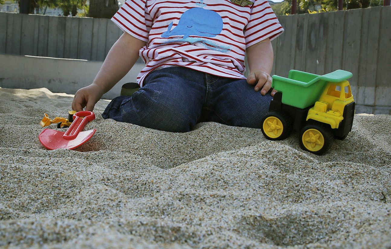 Enfant jouant dans un bac à sable