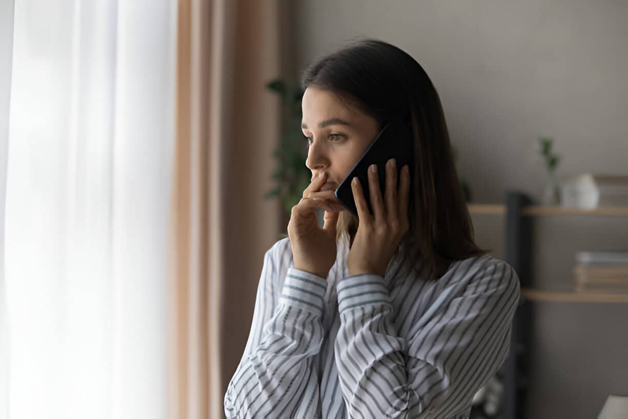Personne énervée par un appel téléphonique