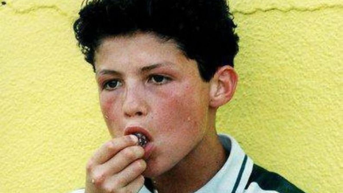 De l’enfance modeste à la gloire planétaire : l’incroyable destin du garçon qui a conquis le monde