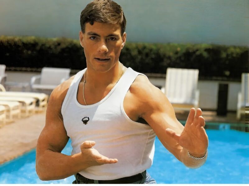 Le destin insoupçonné de Jean-Claude Van Damme : du petit garçon timide au héros d'Hollywood