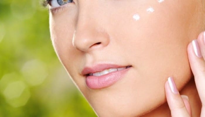 Peau mature : les gestes essentiels pour préserver son éclat et sa vitalité au fil des ans