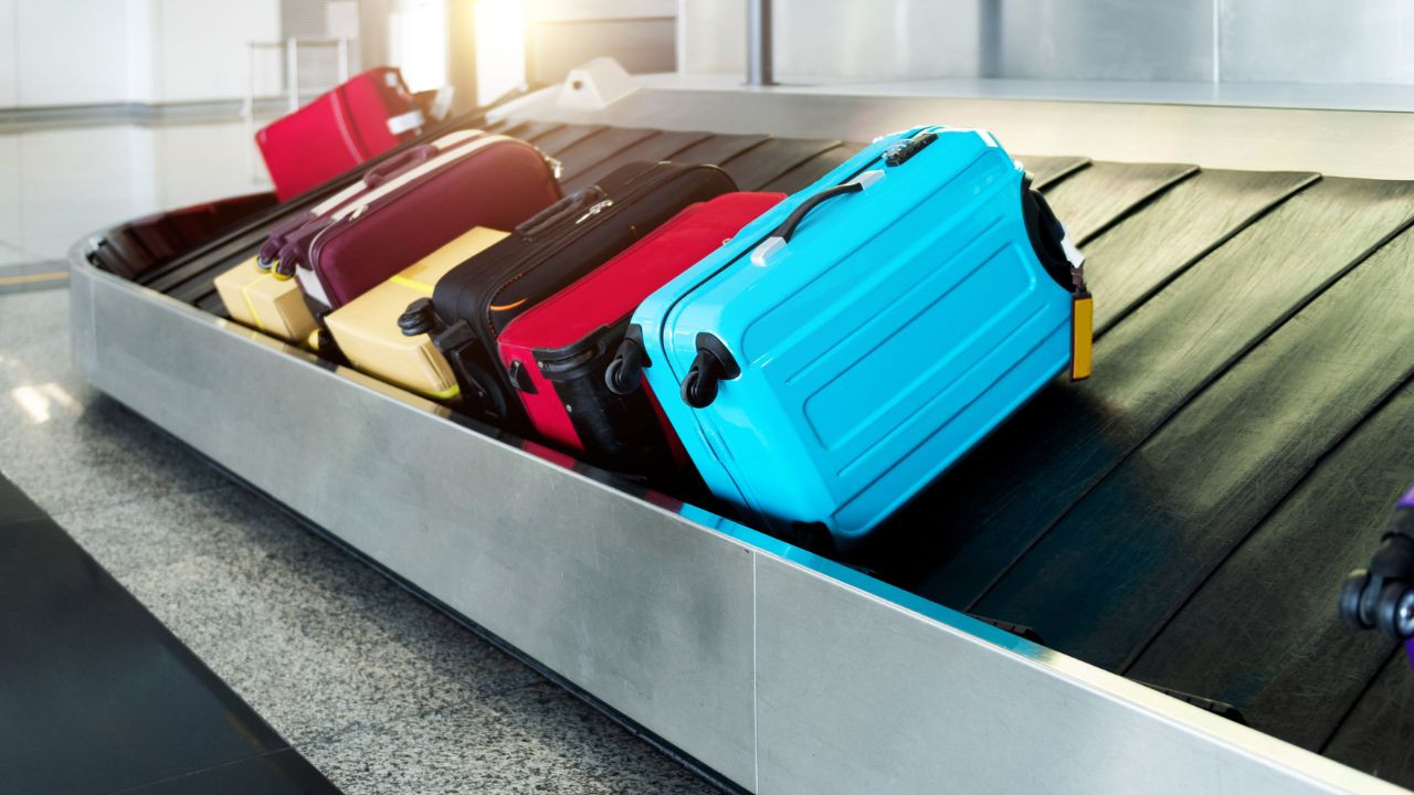 Pourquoi un simple ruban sur votre valise peut ruiner vos vacances (selon un agent d’aéroport)