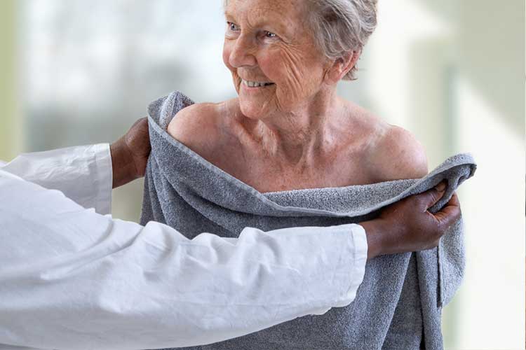 Femme âgée souriante après sa toilette