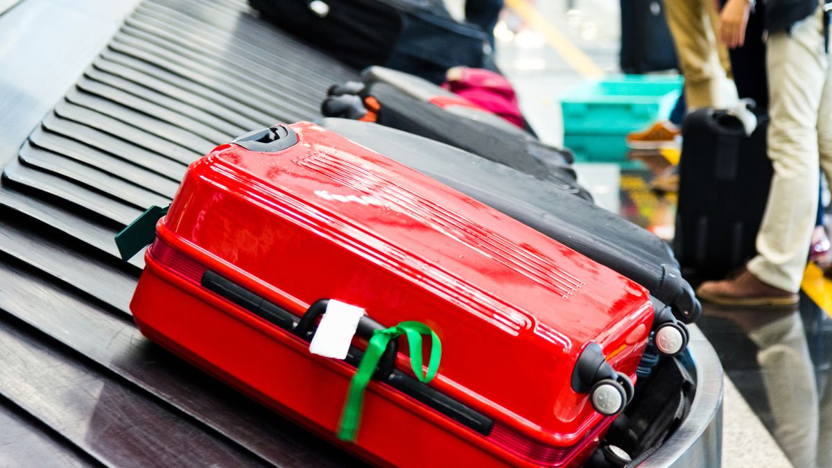 Pourquoi un simple ruban sur votre valise peut ruiner vos vacances (selon un agent d’aéroport)