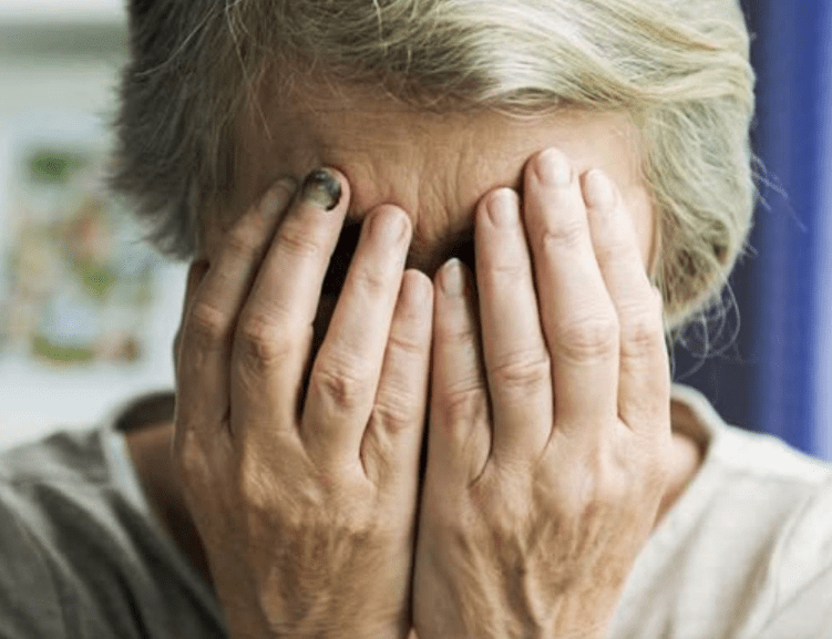 Vieillir sans s’isoler : les 12 réflexes qui éloignent vos proches (et comment les remplacer)