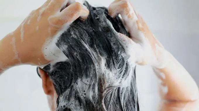La fréquence parfaite pour laver ses cheveux n’est ni tous les deux jours ni tous les quatre : une dermatologue lève le voile sur le rythme qui change tout