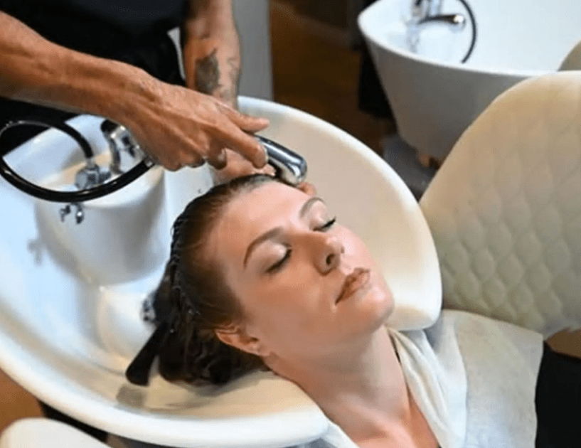 La fréquence parfaite pour laver ses cheveux n’est ni tous les deux jours ni tous les quatre : une dermatologue lève le voile sur le rythme qui change tout