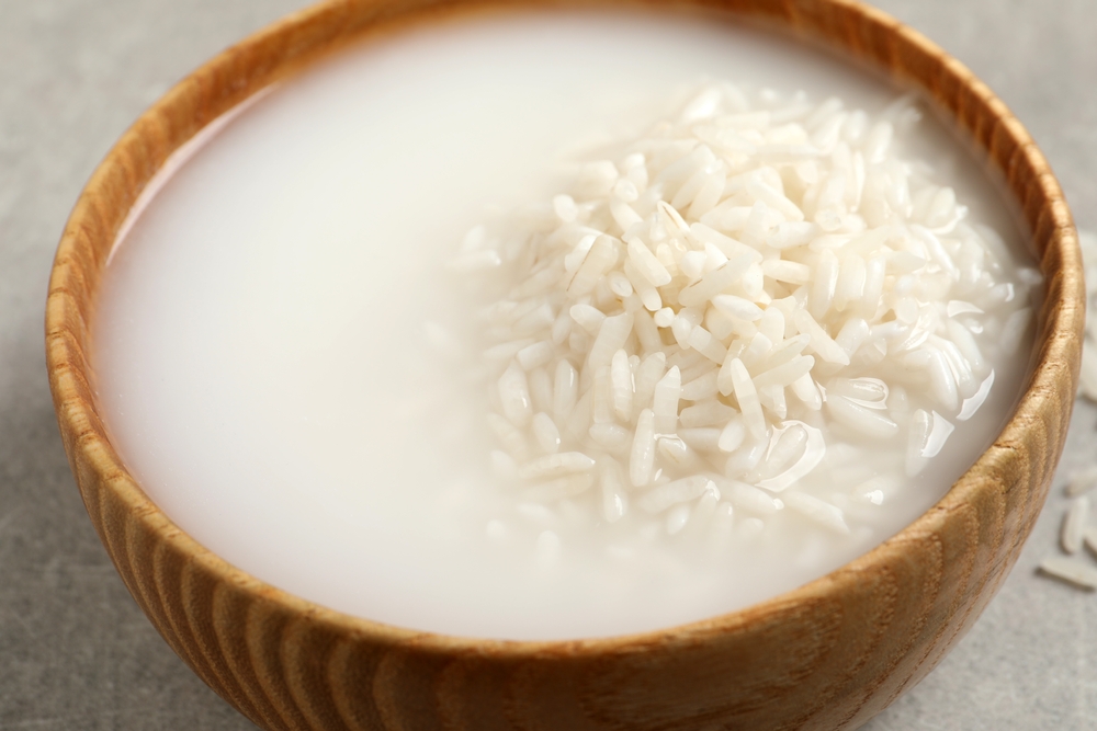 Vous faites fausse route en cuisant votre riz uniquement dans l’eau : voici la technique secrète des grands chefs pour le sublimer