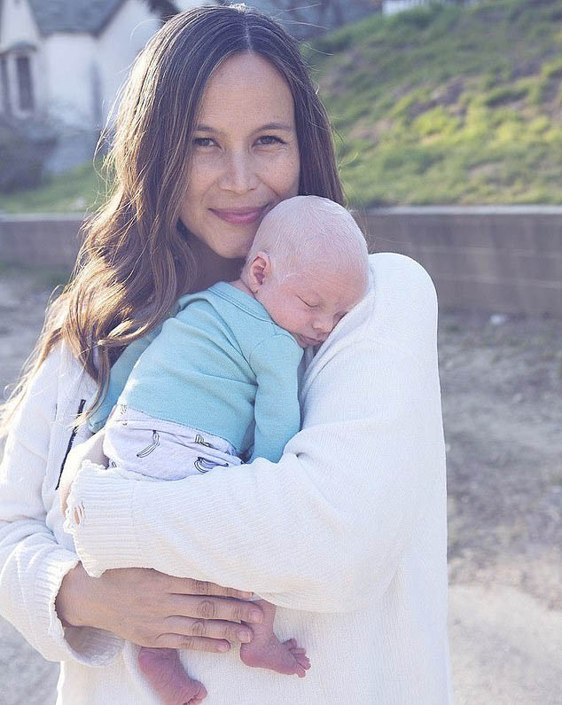 Des cheveux blancs à la une : ce bébé autrefois moqué est devenu un rayon de soleil épanoui