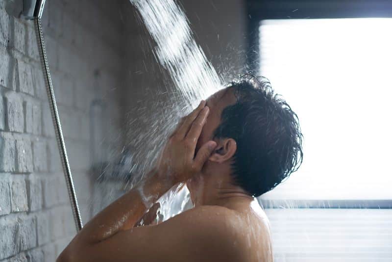 Sous la douche, des fragments suspects s’échappent de son corps : ce que l’urologue a extrait après 30 ans d’accumulation a glacé tout le bloc