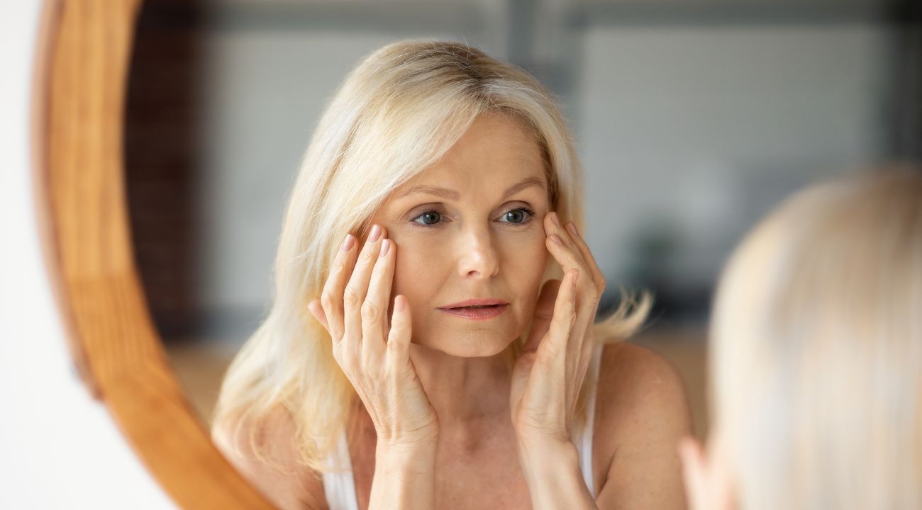 Peau qui tire, qui gratte après 65 ans ? Et si la solution était tout simplement de prendre moins de douches ?