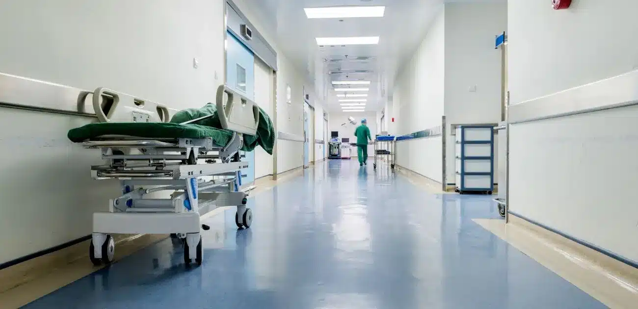 Homme inconscient transporté en ambulance