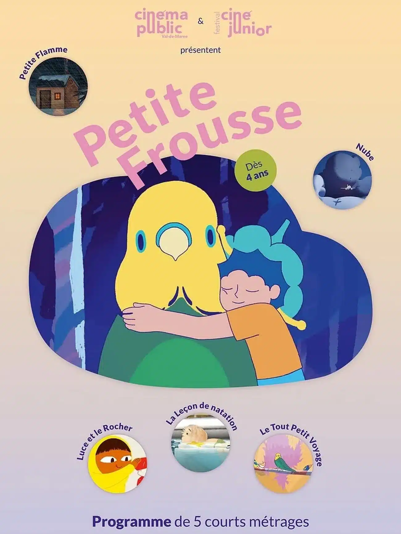 Enfant regardant des monstres colorés