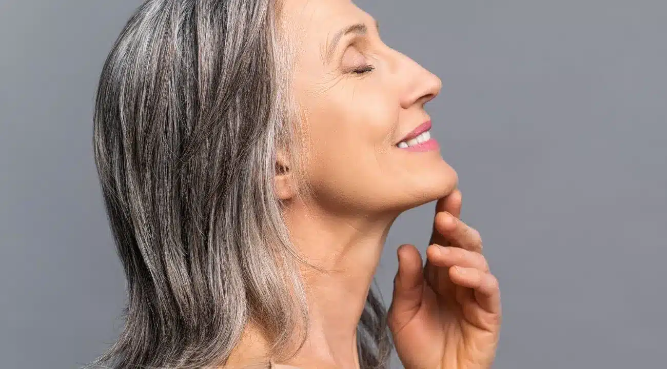 Menton : ces poules indésirables qui apparaissent avec l’âge – que faire ? Une dermatologue livre la solution la plus efficace