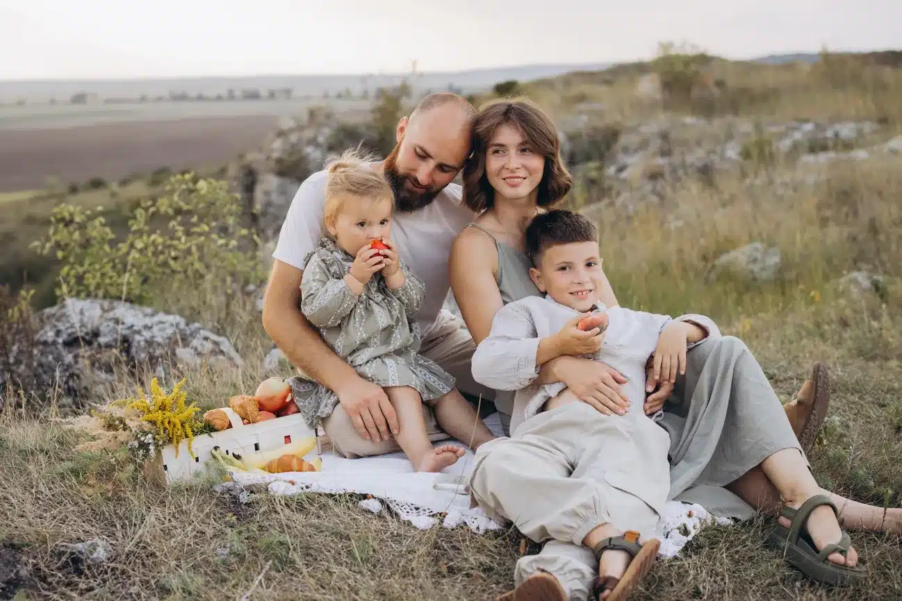 Famille heureuse avec deux enfants