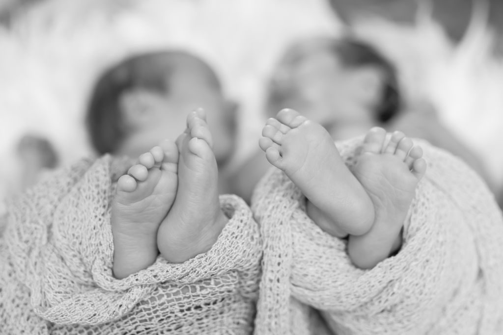 Après avoir abandonné ses jumelles aveugles à leur naissance, elle refait surface 18 ans plus tard — sa requête glaciale a anéanti leur père