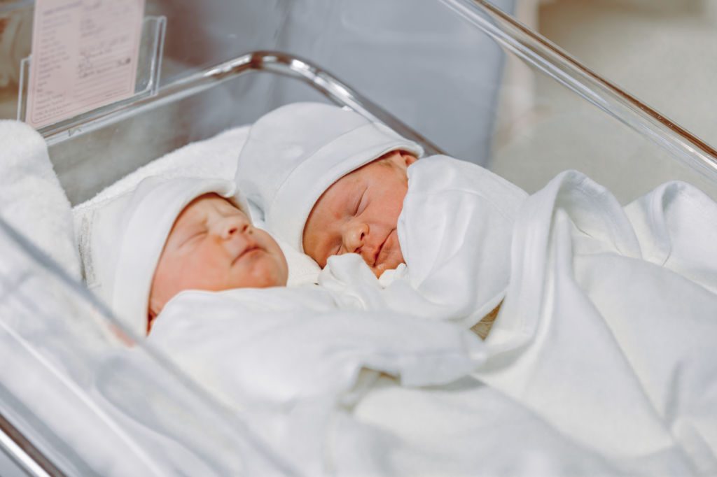 Après avoir abandonné ses jumelles aveugles à leur naissance, elle refait surface 18 ans plus tard — sa requête glaciale a anéanti leur père