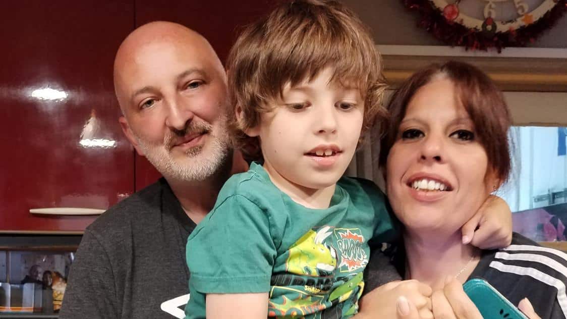 Parents choisissant un prénom pour leur bébé