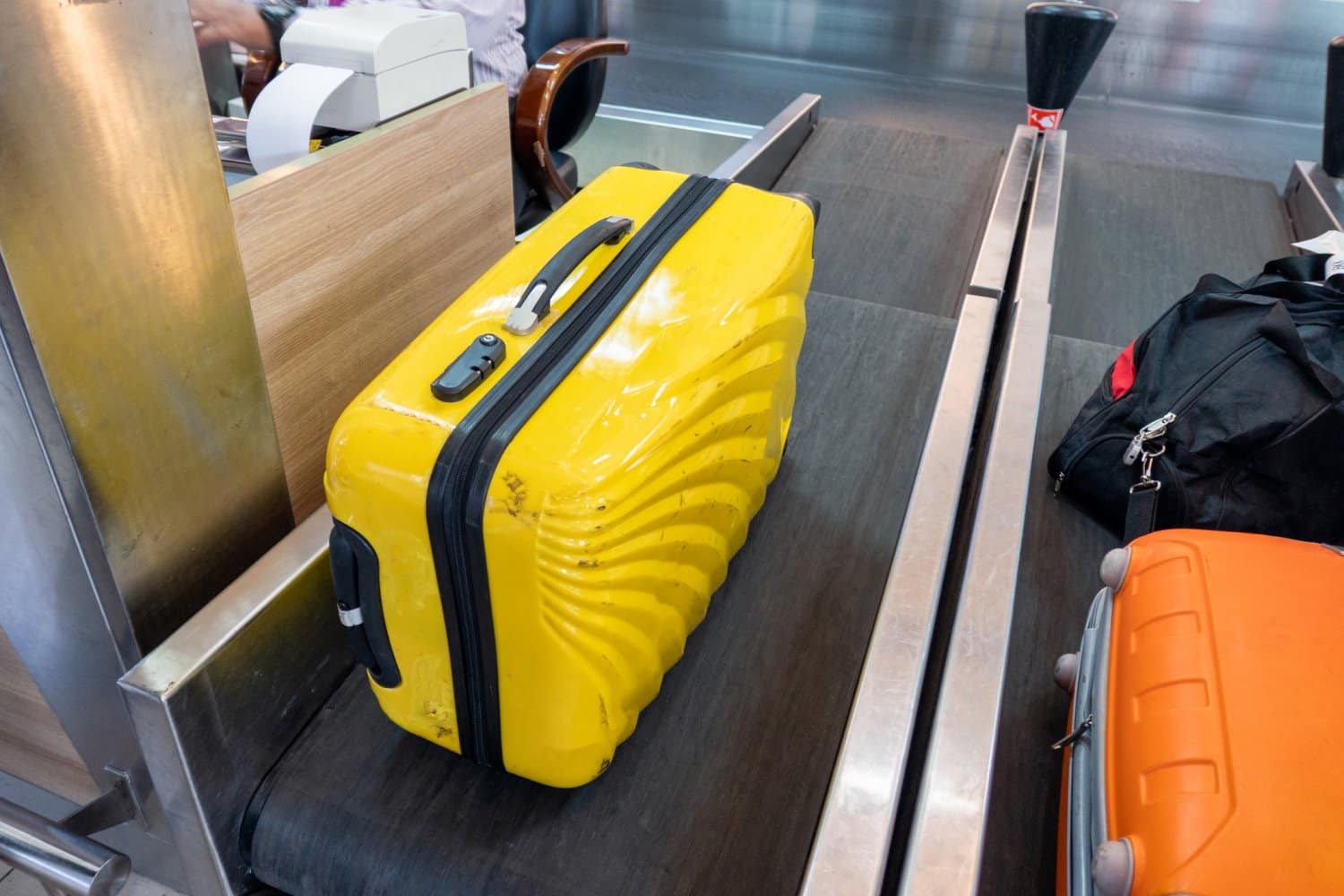 Bagages perdus : pourquoi le petit ruban que vous accrochez à votre valise est une très mauvaise idée selon un employé d’aéroport