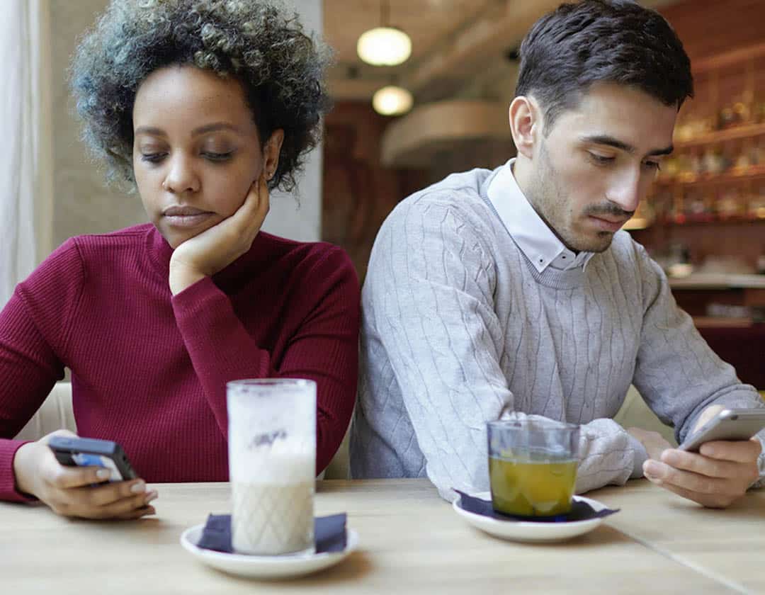 Ces 4 silences en couple qui sonnent l’alarme (et celui qui reste bénéfique)