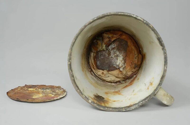 Soixante-dix ans après son installation au musée d’Auschwitz, une tasse se désagrège et libère un secret bouleversant