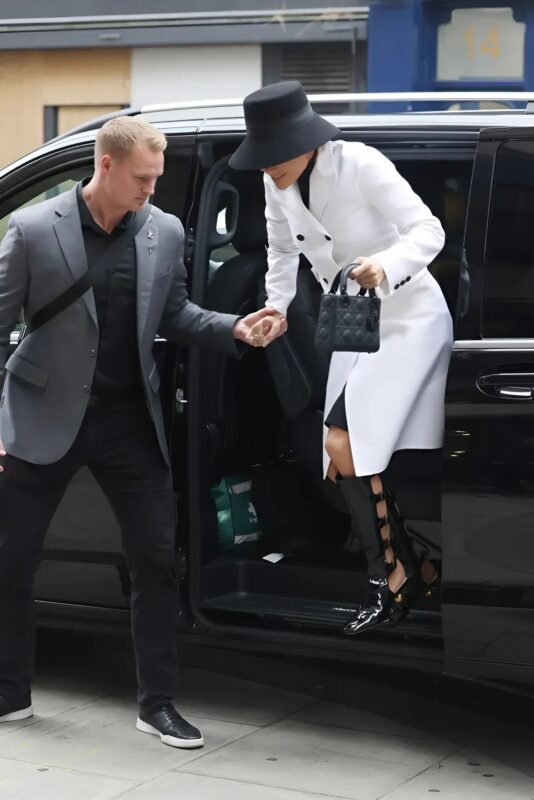 À 54 ans, Jennifer Lopez fait sensation à Londres : qui est l’homme blond qui l’accompagne ?