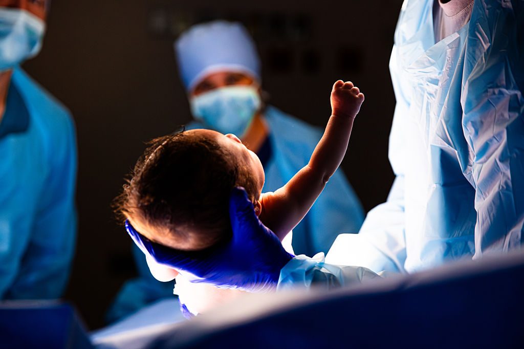 « Ce bébé n’est pas le mien ! » : le cri déchirant d’une jeune maman cachait une blessure bien plus ancienne