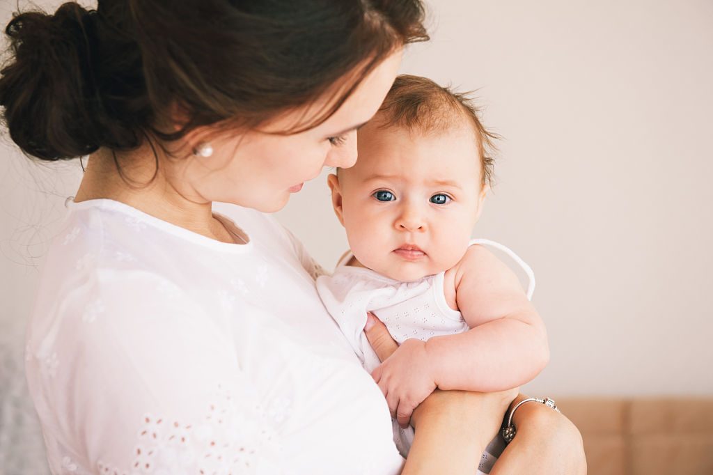 « Ce bébé n’est pas le mien ! » : le cri déchirant d’une jeune maman cachait une blessure bien plus ancienne