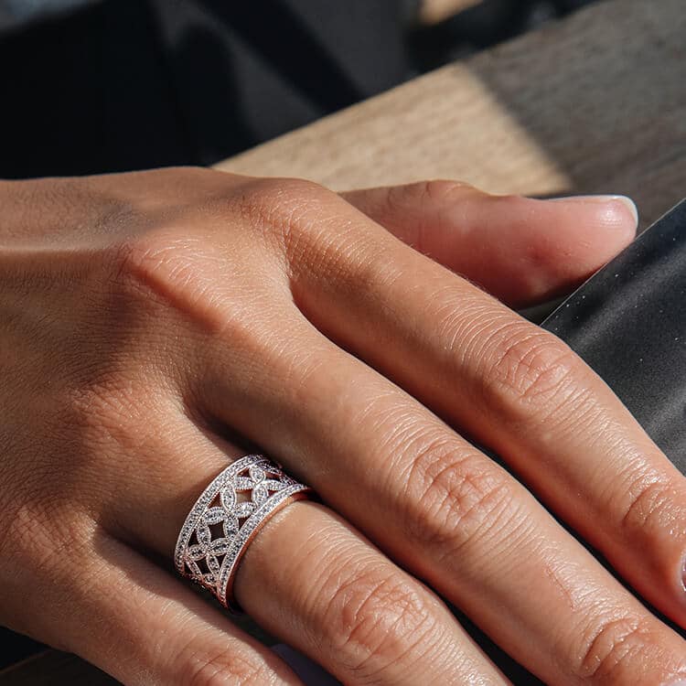 Bague à la main droite : les secrets bien gardés de ce choix qui vous définit
