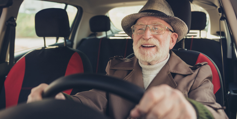 Conduite des seniors : l’âge charnière où il devient vivement conseillé de ranger les clés de voiture