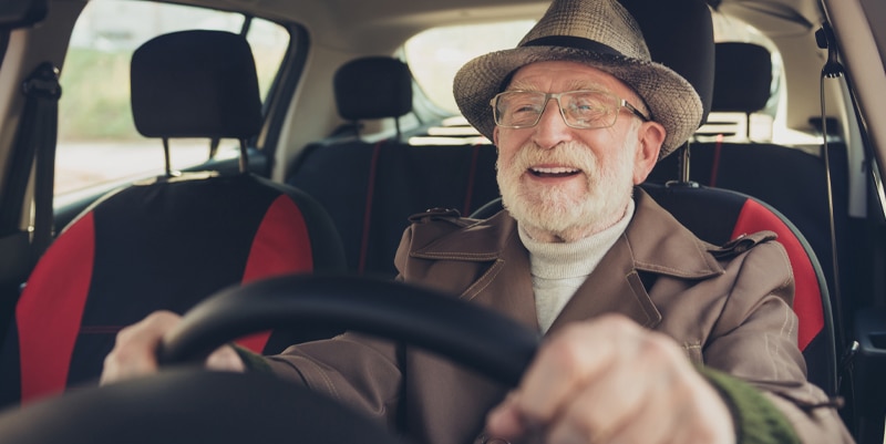 Conduite après 70 ans : faut-il réviser les règles du jeu pour les conducteurs expérimentés ?