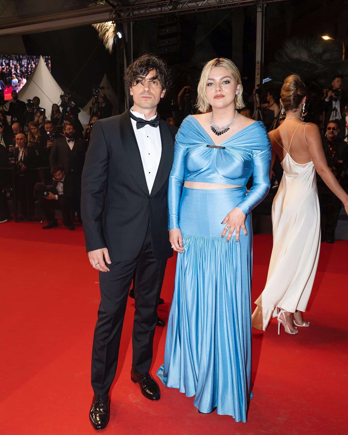 Louane : la robe à l’encolure audacieuse qui métamorphose sa silhouette