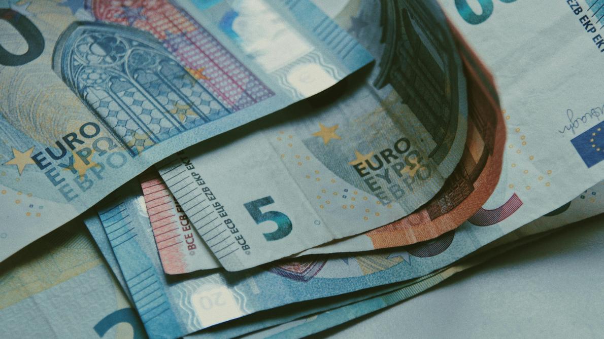 Une grand-mère de 74 ans abandonnée en maison de retraite par son petit-fils lui lègue une maigre enveloppe de 50 euros – le mot caché à l’intérieur lui a offert une leçon qu’il n’oubliera jamais.