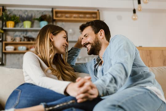 Ces 6 attentions discrètes que les femmes offrent sans le savoir et qui touchent les hommes en plein cœur