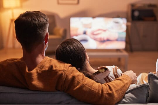 Ces 6 attentions discrètes que les femmes offrent sans le savoir et qui touchent les hommes en plein cœur